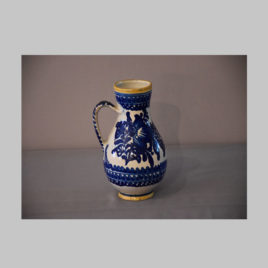 Keramikkrug mit blauem Dekor