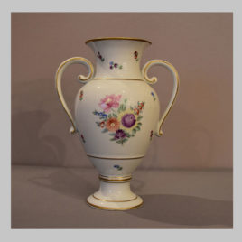 Handbemalte Henkelvase mit floralem Dekor