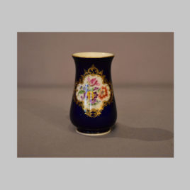 Blaue Vase mit Blumenbukett, Meißen
