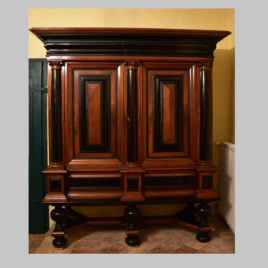 Holländischer Stollenschrank, um 1680